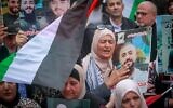 Des manifestants palestiniens tiennent des photos de prisonniers palestiniens incarcérés en Israël lors d'un rassemblement dans le centre de Naplouse, en Cisjordanie, pour la Journée des prisonniers palestiniens, le 16 avril 2025. (Nasser Ishtayeh/Flash90)