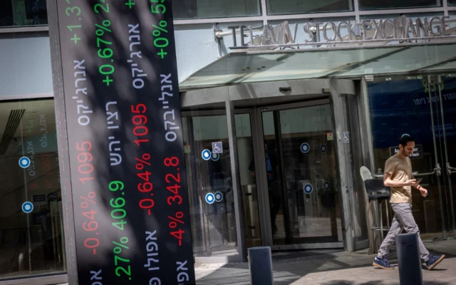 La bourse de Tel Aviv vue le 28 avril 2025. (Crédit : Miriam Alster/FLASH90)