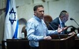 Le député Matan Kahana assistant à une session plénière, à la Knesset, le 7 mai 2025. (Crédit : Yonatan Sindel/Flash90)