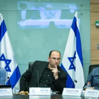 Le député Simcha Rothman dirige une réunion de la commission de la Constitution, du droit et de la justice à la Knesset, le 9 juin 2025. (Crédit : Chaim Goldberg/ Flash90)
