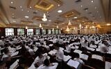 Des ultra-orthodoxes étudiant à la yeshiva Ateret Shlomo, à Rishon Lezion, le 11 juin 2025. (Crédit : Shlomi Cohen/Flash90)