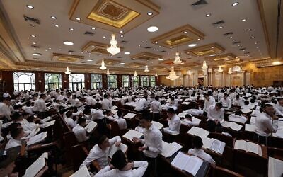 Des ultra-orthodoxes étudiant à la yeshiva Ateret Shlomo, à Rishon Lezion, le 11 juin 2025. (Crédit : Shlomi Cohen/Flash90)