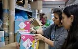 Des bénévoles préparant des kits destinés à être distribués à de jeunes familles à Jérusalem, pendant la guerre entre la République islamique et Israël, le 15 juin 2025. (Crédit : Rachel Alroey/Flash90)