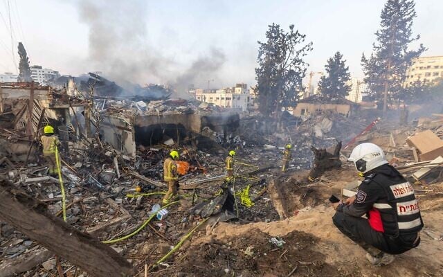 Les forces de sécurité et de sauvetage israéliennes sur le site de l'impact d'un missile balistique tiré depuis l'Iran, causant des dégâts à Rehovot, le 15 juin 2025. (Yossi Aloni/Flash90)