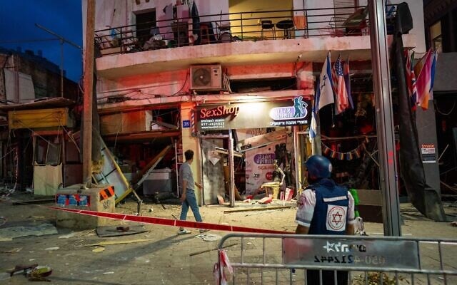 La scène où un missile balistique tiré depuis l'Iran a frappé et causé des dégâts à Tel Aviv, le 16 juin 2025. (Crédit : Erik Marmor/Flash90)