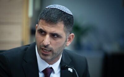Le ministre des Communications Shlomo Karhi lors d'une réunion de commission de la Knesset, le 24 juin 2025. (Crédit : Oren Ben Hakoon/Flash90)
