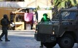 Sécurité israélienne dans la ville de Hébron, en Cisjordanie, le 28 juin 2025. (Crédit : Wisam Hashlamoun/Flash90)