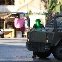 Sécurité israélienne dans la ville de Hébron, en Cisjordanie, le 28 juin 2025. (Crédit : Wisam Hashlamoun/Flash90)