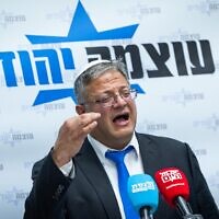 Le ministre de la Sécurité nationale Itamar Ben Gvir dirige une réunion de la faction Otzma Yehudit à la Knesset, à Jérusalem, le 30 juin 2025. (Crédit : Chaim Goldberg/Flash90)
