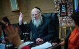 Yisrael Eichler (Yahadout HaTorah) préside une réunion de la commission Travail et Bien-être social de la Knesset, Jérusalem, 30 juin 2025. (Crédit : Yonatan Sindel/Flash90)