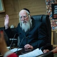 Yisrael Eichler (Yahadout HaTorah) préside une réunion de la commission Travail et Bien-être social de la Knesset, Jérusalem, 30 juin 2025. (Crédit : Yonatan Sindel/Flash90)