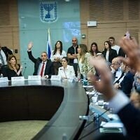 La commission de la Chambre de la Knesset vote en faveur de la destitution du chef de l'alliance radicale Hadash-Taal, Ayman Odeh, le 30 juin 2025. (Crédit : Yonatan Sindel/Flash90)