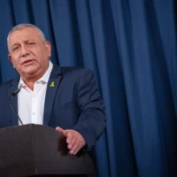 Le député Gadi Eisenkot tient une conférence de presse après avoir annoncé sa démission de la Knesset et son départ du parti HaMahane HaMamlahti, à Tel Aviv, le 1er juillet 2025. (Crédit : Erik Marmor/Flash90)