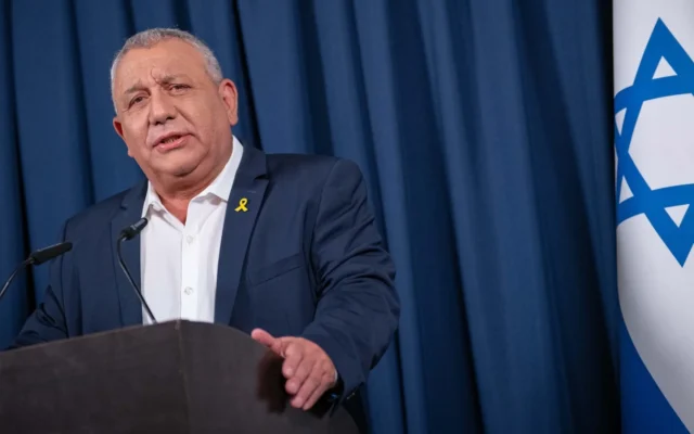 L'ancien député Gadi Eisenkot tenant une conférence de presse après avoir annoncé sa démission de la Knesset et son départ du parti HaMahane HaMamlahti, à Tel Aviv, le 1ᵉʳ juillet 2025. (Crédit : Erik Marmor/Flash90)