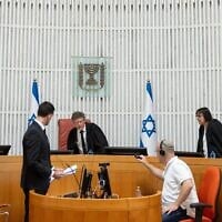 De vifs échanges durant une audience de la Cour suprême portant sur des recours sur la question de la capacité du Premier ministre Benjamin Netanyahu à nommer le chef du Shin Bet, le 1er juillet 2025. (Yonatan Sindel / FLASH90)