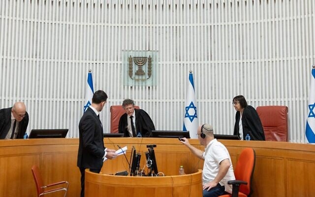 De vifs échanges durant une audience de la Cour suprême portant sur des recours sur la question de la capacité du Premier ministre Benjamin Netanyahu à nommer le chef du Shin Bet, le 1er juillet 2025. (Yonatan Sindel / FLASH90) De vifs échanges durant une audience de la Cour suprême portant sur des recours sur la question de la capacité du Premier ministre Benjamin Netanyahu à nommer le chef du Shin Bet, le 1er juillet 2025. (Yonatan Sindel / FLASH90)