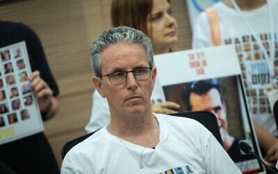 L'ex-otage Ohad Ben Ami assistant à une réunion de la commission des Affaires étrangères et de la Défense de la Knesset, le 1ᵉʳ juillet 2025. (Crédit : Yonatan Sindel/Flash90)
