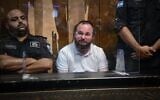 Chaim Rotter, arrêté pour de nombreux délits sexuels, lors d'une audience au tribunal de Tel Aviv, le 2 juillet 2025 (Crédit : Avshalom Sassoni/Flash90).