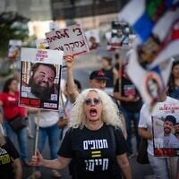 Des manifestants à Tel Aviv protestent pour la libération des Israéliens retenus en otage dans la bande de Gaza, le 2 juillet 2025. (Crédit : Erik Marmor/Flash90)