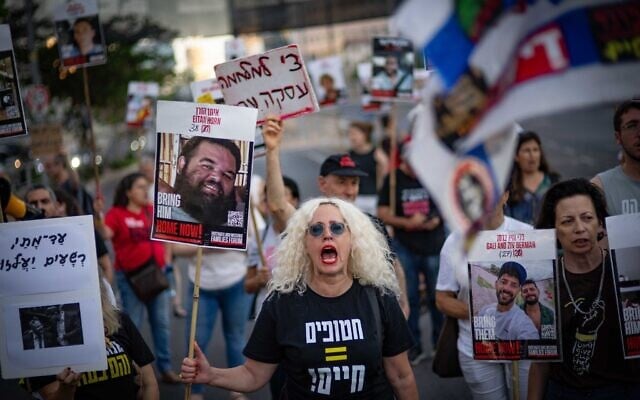 Des manifestants à Tel Aviv protestent pour la libération des Israéliens retenus en otage dans la bande de Gaza, le 2 juillet 2025. (Crédit : Erik Marmor/Flash90)
