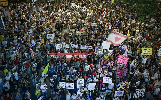 Des manifestants anti-gouvernement et favorables à l'accord de libération des otages réunis devant lles quartiers généraux de l'armée de la Kirya, à Tel Aviv, le 5 juillet 2025. (Crédit : Miriam Alster/Flash90)