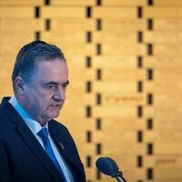 Le ministre israélien de la Défense, Israel Katz, assistant à une cérémonie commémorative nationale pour l'Opération « Bordure protectrice », au Mémorial national situé à l'entrée du cimetière militaire du mont Herzl, le 6 juillet 2025. (Crédit : Chaïm Goldberg/Flash90)