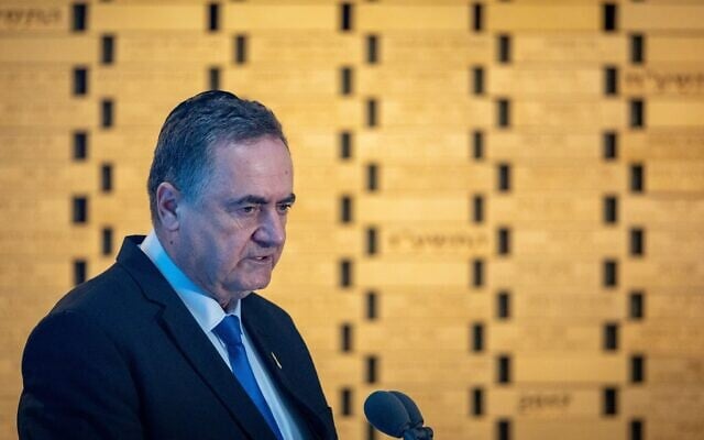 Le ministre israélien de la Défense, Israel Katz, assistant à une cérémonie commémorative nationale pour l'Opération « Bordure protectrice », au Mémorial national situé à l'entrée du cimetière militaire du mont Herzl, le 6 juillet 2025. (Crédit : Chaïm Goldberg/Flash90)