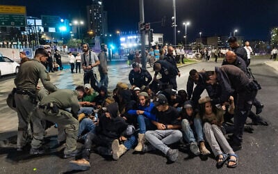 Des militants radicaux manifestant à l'entrée de Jérusalem, après une fusillade au cours de laquelle un adolescent juif de 14 ans a été blessé lors d'une émeute de résidents d’implantations en Cisjordanie, le 6 juillet 2025. (Crédit : Chaïm Goldberg/Flash90)