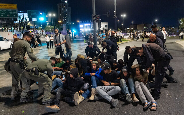 Des militants radicaux manifestant à l'entrée de Jérusalem, après une fusillade au cours de laquelle un adolescent juif de 14 ans a été blessé lors d'une émeute de résidents d’implantations en Cisjordanie, le 6 juillet 2025. (Crédit : Chaïm Goldberg/Flash90) Des militants radicaux manifestant à l'entrée de Jérusalem, après une fusillade au cours de laquelle un adolescent juif de 14 ans a été blessé lors d'une émeute de résidents d’implantations en Cisjordanie, le 6 juillet 2025. (Crédit : Chaïm Goldberg/Flash90)