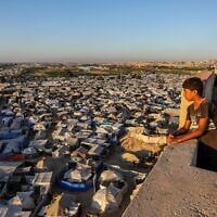 Illustration : Un adolescent regardant un campement palestinien dans le quartier d'al-Mawasi, à Khan Younès, dans le sud de la bande de Gaza, le 6 juillet 2025. (Crédit : Abed Rahim Khatib/Flash90)
