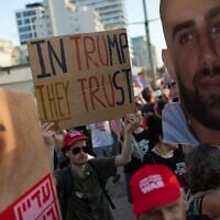 Des familles d'Israéliens retenus en otage à Gaza et des sympathisants appellent à leur libération devant le bureau de l'ambassade des États-Unis à Tel Aviv, le 7 juillet 2025. (Crédit : Erik Marmor/Flash90)