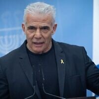 Le chef de l'opposition, Yair Lapid, dirige une réunion de faction à la Knesset le 7 juillet 2025 (Crédit : Yonatan Sindel/Flash90).