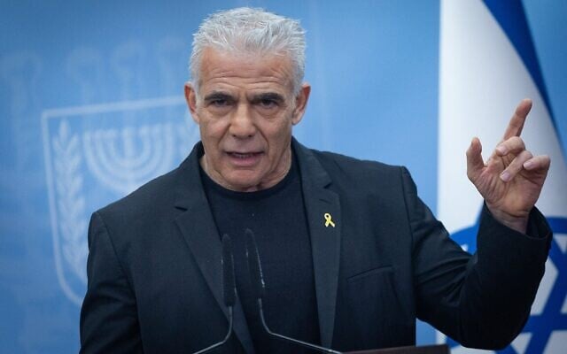 Le chef de l'opposition, Yair Lapid, dirige une réunion de faction à la Knesset le 7 juillet 2025 (Crédit : Yonatan Sindel/Flash90).