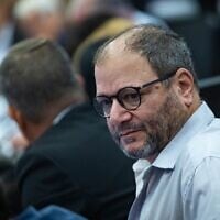 Le député Hadash-Taal Ofer Cassif assistant à une réunion de la commission économique de la Knesset, à Jérusalem, le 7 juillet 2025. (Crédit : Yonatan Sindel/Flash90)