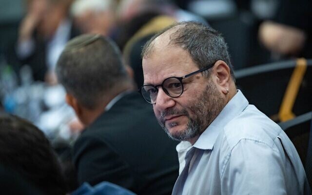 Le député Hadash-Taal Ofer Cassif assistant à une réunion de la commission économique de la Knesset, à Jérusalem, le 7 juillet 2025. (Crédit : Yonatan Sindel/Flash90)