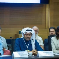 Le journaliste saoudien Abdulaziz Alkhamis assiste à une réunion du lobby de la Knesset pour l'avancement de la sécurité régionale, à la Knesset à Jérusalem le 9 juillet 2025. (Crédit : Yonatan Sindel/Flash90)