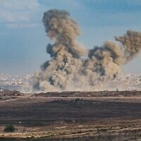 De la fumée s'élevant lors d'une opération militaire israélienne dans le nord de la bande de Gaza, vue depuis le côté israélien de la frontière, le 13 juillet 2025. (Crédit : Flash90)