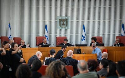 Le président de la Cour suprême Isaac Amit et six autres juges entendent des requêtes contre une loi permettant au gouvernement de fermer des médias étrangers en Israël, comme Al Jazeera, le 13 juillet 2025. (Crédit : Yonatan Sindel/ Flash90)