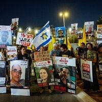 Des manifestants ralliés pour réclamer un accord visant à libérer les otages détenus par les terroristes du Hamas à Gaza, devant le bureau du Premier ministre, à Jérusalem, le 13 juillet 2025. (Crédit : Yonatan Sindel/Flash90)