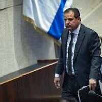 Le député Ayman Odeh dans la salle d'assemblée de la Knesset avant un vote manqué sur sa proposition d'expulsion, le 14 juillet 2025. (Crédit : Yonatan Sindel/Flash90)
