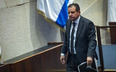 Le député Ayman Odeh dans la salle d'assemblée de la Knesset avant un vote manqué sur sa proposition d'expulsion, le 14 juillet 2025. (Crédit : Yonatan Sindel/Flash90)