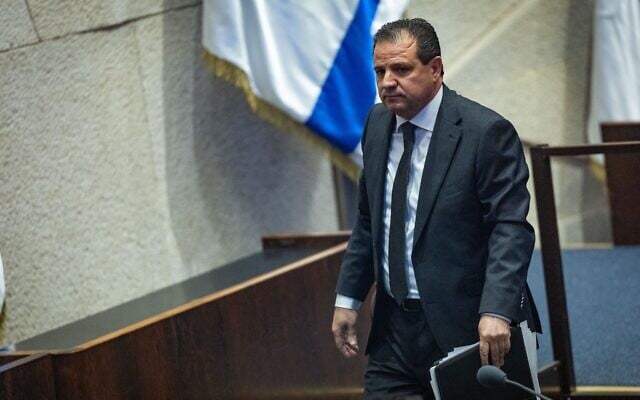 Le député Ayman Odeh dans la salle d'assemblée de la Knesset avant un vote manqué sur sa proposition d'expulsion, le 14 juillet 2025. (Crédit : Yonatan Sindel/Flash90)