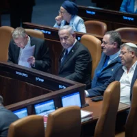 De gauche à droite : Le ministre de la Justice Yariv Levin, le Premier ministre Benjamin Netanyahu, le ministre de la Défense, Israel Katz, et le ministre de la Sécurité nationale, Itamar Ben Gvir avant le vote infructueux sur la proposition d'exclusion du député Ayman Odeh de l'assemblée, à la Knesset, à Jérusalem. (Crédit : Yonatan Sindel/Flash90)