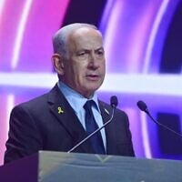 Le Premier ministre Benjamin Netanyahu s'exprime lors de la conférence Muni Expo 2025 à Tel Aviv, le 15 juillet 2025. (Crédit : Avshalom Sassoni/Flash90)