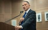 Le président de la commission des Affaires étrangères et de la Défense de la Knesset, Yuli Edelstein, faisant une déclaration sur les efforts visant à faire adopter une loi sur la conscription des ultra-orthodoxes, le 15 juillet 2025. (Crédit : Yonatan Sindel/Flash90)