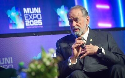 L'ambassadeur américain en Israël, Mike Huckabee, s'exprimant lors de la conférence Muni Expo 2025, à Tel Aviv, le 15 juillet 2025. (Crédit : Avshalom Sassoni/Flash90)