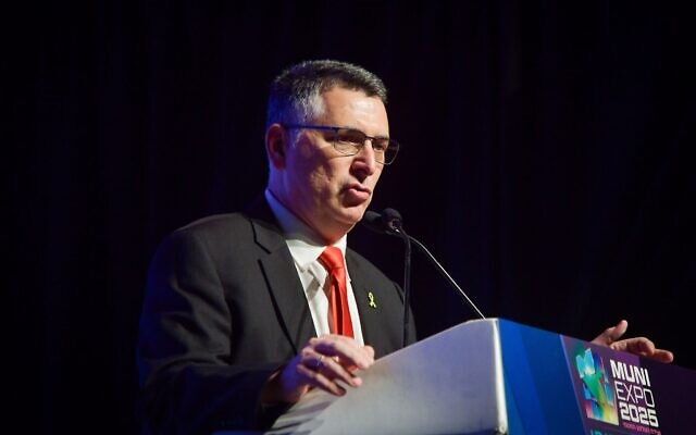 Le ministre des Affaires étrangères Gideon Saar s'exprimant lors de la conférence Muni Expo 2025, à Tel Aviv, le 15 juillet 2025. (Crédit : Avshalom Sassoni/Flash90)