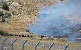 Des résidents druzes manifestent près de la barrière frontalière israélo-syrienne en solidarité avec leur communauté en Syrie, à Majdal Shams, le 16 juillet 2025. (Crédit : Michael Giladi/Flash90)