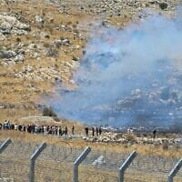 Des résidents druzes manifestent près de la barrière frontalière israélo-syrienne en solidarité avec leur communauté en Syrie, à Majdal Shams, le 16 juillet 2025. (Crédit : Michael Giladi/Flash90)