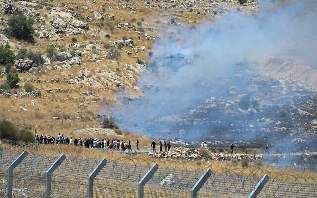 Des résidents druzes manifestent près de la barrière frontalière israélo-syrienne en solidarité avec leur communauté en Syrie, à Majdal Shams, le 16 juillet 2025. (Crédit : Michael Giladi/Flash90)